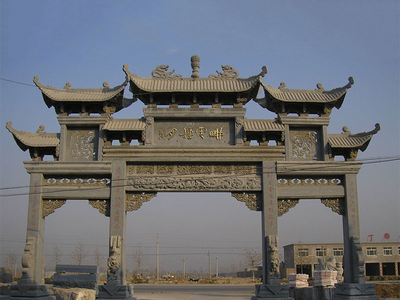 村莊路口三門(mén)石牌坊