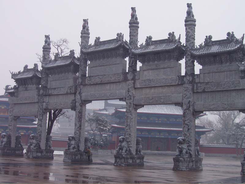 寺廟外五門(mén)石牌坊