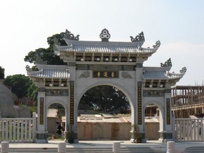 三門(mén)三樓簡(jiǎn)易石牌坊