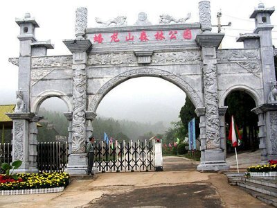 三門(mén)四柱牌坊