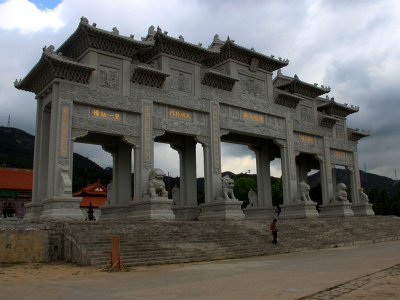 五門(mén)復(fù)式石雕牌坊