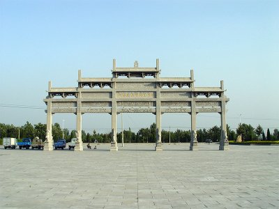 廣場(chǎng)五門(mén)石雕牌坊